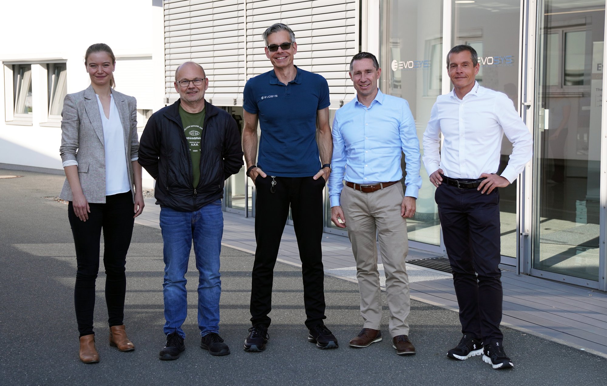 After the successful IT relocation to the new data centre (l. to r.): Prokurist Marie Schafnitzl, IT Administrator Leonhard Kleditsch, Head of IT Thomas Kneidl as well as the management Holger Aldebert and Frank Brunnecker.